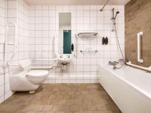 Mercure Telford Centre Hotel tesisinde bir banyo