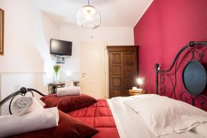 A bed or beds in a room at Colosseum B