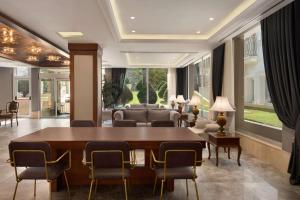 uma sala de conferências com mesa e cadeiras em La Quinta by Wyndham Giresun em Giresun