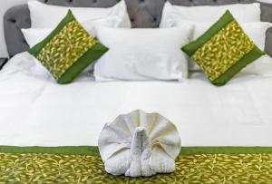 מיטה או מיטות בחדר ב-Hotel Mayur at CR Park New Delhi