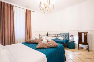 A bed or beds in a room at Colosseum B