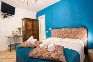 A bed or beds in a room at Colosseum B