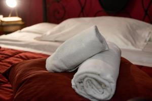 A bed or beds in a room at Colosseum B