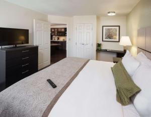 Sonesta Simply Suites Houston Galleria Medical Center في هيوستن: غرفة نوم بسرير ابيض كبير مع تلفزيون