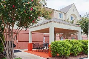 a gazebo in front of a building at Sonesta Simply Suites Houston Galleria Medical Center in Houston