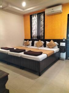 Postel nebo postele na pokoji v ubytování HOTEL SHRI PUSHPANJALI SHIRDI