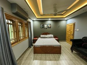 1 dormitorio con 1 cama y 1 sofá en The Mountain Retreat, Muzaffarabad, en Muzaffarabad