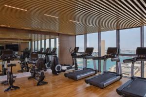 Conrad Bahrain Financial Harbour的健身中心和/或健身设施