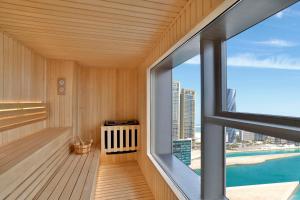 Conrad Bahrain Financial Harbour的阳台或露台