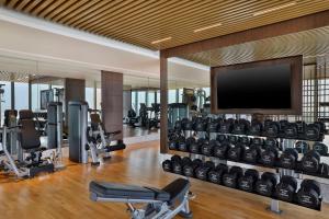 Conrad Bahrain Financial Harbour的健身中心和/或健身设施