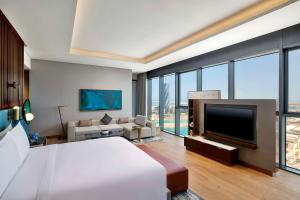 Conrad Bahrain Financial Harbour客房内的一张或多张床位