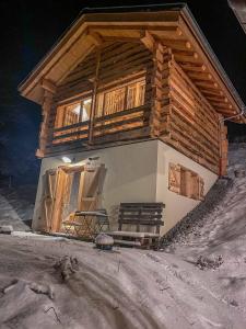 una casa con balcón en la nieve en 1000 Borne Caffe Hebergements Insolites, en Entremont