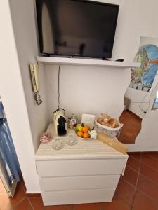 una piccola credenza con della frutta sopra di Your nest on the Path a Positano