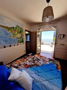 una camera da letto con un letto con vista sull'oceano di Your nest on the Path a Positano