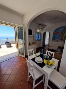 una cucina e una sala da pranzo con tavolo e frutta di Your nest on the Path a Positano