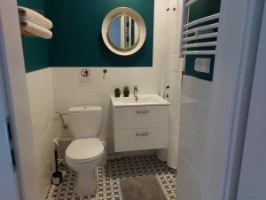 Ванна кімната в N: Ajax West Station/ Airport Rooms with bathroom
