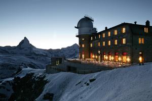 un bâtiment avec un observatoire au sommet d'une montagne dans l'établissement 3100 Kulmhotel Gornergrat, à Zermatt