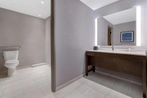 A bathroom at Hyatt Place Flagstaff