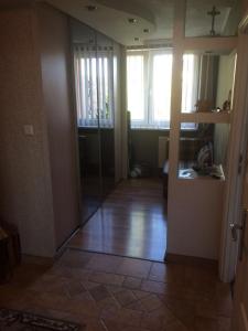 een kamer met een hal met een deur en ramen bij Apartament w centrum Suwałk in Suwałki