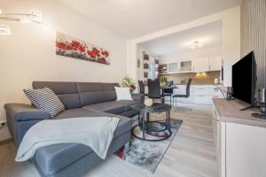 a living room with a couch and a kitchen at Ferienhaus an der Göhrde in Zernien