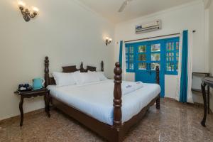 A bed or beds in a room at Feliz Arambol