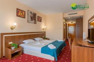 Säng eller sängar i ett rum på Hotel Allegra Balneo & SPA