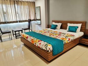 um quarto com uma cama grande num quarto em Hotel Dhruva-Solapur Pet friendly em Sholapur