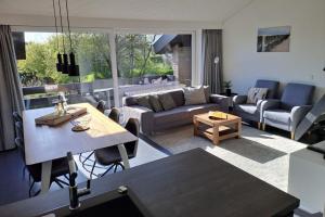 een woonkamer met een bank en een tafel bij Wijk de Brabander 134 in Cadzand