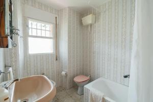 ein Badezimmer mit Badewanne, Toilette und Waschbecken in der Unterkunft Casa Cuco in Corejido