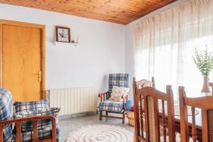 ein Wohnzimmer mit Stühlen und einem Tisch und einem Fenster in der Unterkunft Casa Cuco in Corejido