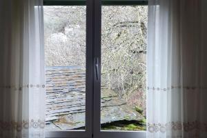 ein Fenster mit Blick auf ein Dach in der Unterkunft Casa Cuco in Corejido