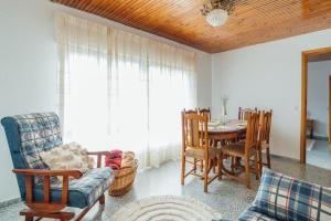 ein Wohnzimmer mit Esstisch und Stühlen in der Unterkunft Casa Cuco in Corejido + 18 Fotos