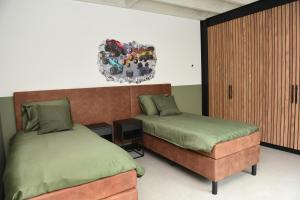 um quarto com 2 camas e um armário em Villa met 13 slaap plaatsen em Alphen