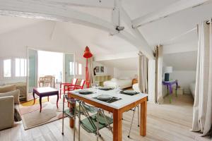 un soggiorno con tavolo e sedie in camera di Cocoon with AC & Private Terrace - Republique a Parigi