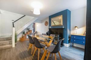 een eetkamer met een tafel en stoelen bij NEW! Stunning 2-Bed Home by Stay With Us, Ideal for Families, Sleeps 4! in High Etherley