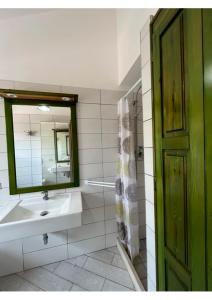 un baño con lavabo y espejo en La casa al Rais, en Finale 33 fotos más