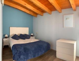 1 dormitorio con 1 cama con manta azul en Paraje Navazos en Gavilanes
