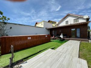 a yard with a wooden fence and a house at La Samba in Crisan