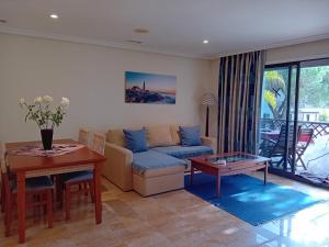 sala de estar con sofá y mesa en Apartamento Albufeira 6 B, en Albufeira