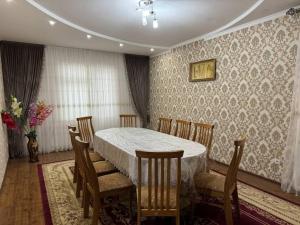 uma sala de jantar com mesa e cadeiras em Юнусабад шахристан люкс em Yunusobod