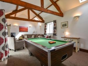 Τραπέζι μπιλιάρδου στο Littleham Court Cottage