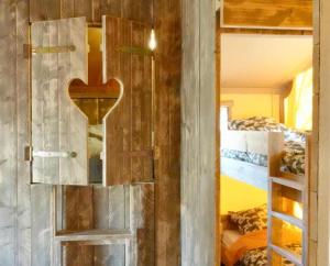 uma porta com um coração num quarto com beliches em La Grisonne Chalet 2 em Revest-du-Bion