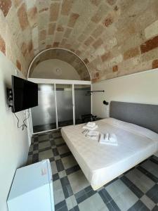 ポリニャーノ・ア・マーレにあるLorèの石造りの天井のベッドルーム1室(大型ベッド1台付)