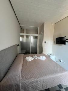 Un dormitorio con una cama con dos toallas encima. en Lorè, en Polignano a Mare