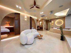 ein Wohnzimmer mit einem weißen Sofa und einem Bett in der Unterkunft Gwangan Awesome in Busan + 36 Fotos