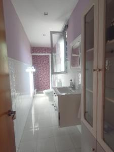 ein Badezimmer mit Waschbecken und Toilette in der Unterkunft Alojamiento PLAYA DE PANTIN in Valdoviño