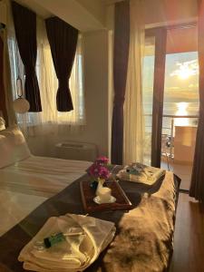 una habitación de hotel con una cama y una mesa con flores en Villa Pestani en Peštani