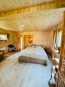 ein Schlafzimmer mit einem Bett in einer Holzhütte in der Unterkunft Baltic Sea Cottage in Jūrmala