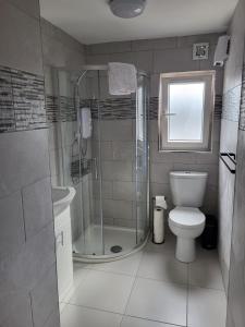 Ein Badezimmer in der Unterkunft 360 Town Stay Apartments & Studios