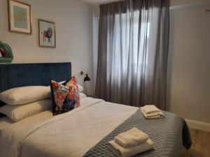 Ein Bett oder Betten in einem Zimmer der Unterkunft 360 Town Stay Apartments & Studios